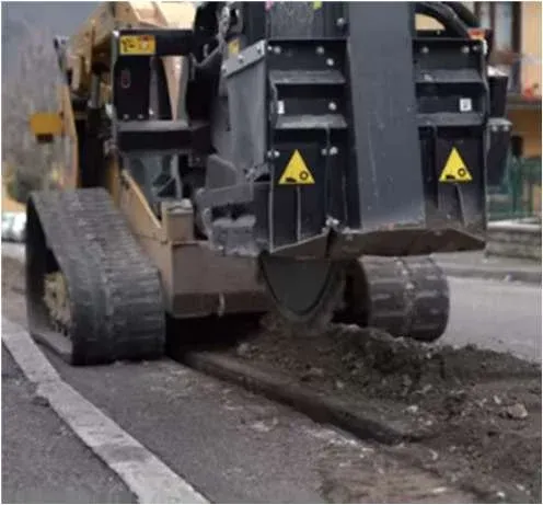 Scavo di una mini-trincea per la posa della fibra ottica sotto la strada