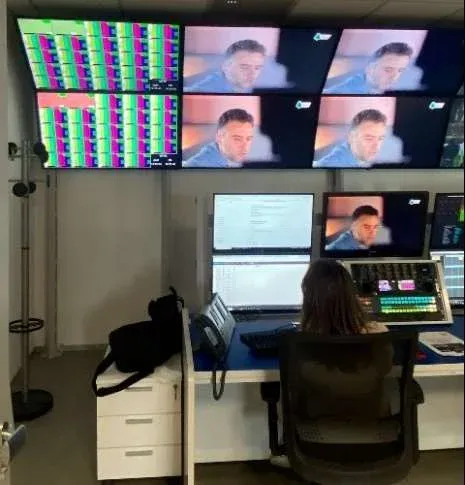 Sala MCR con postazioni di controllo e monitor per il monitoraggio dei segnali video